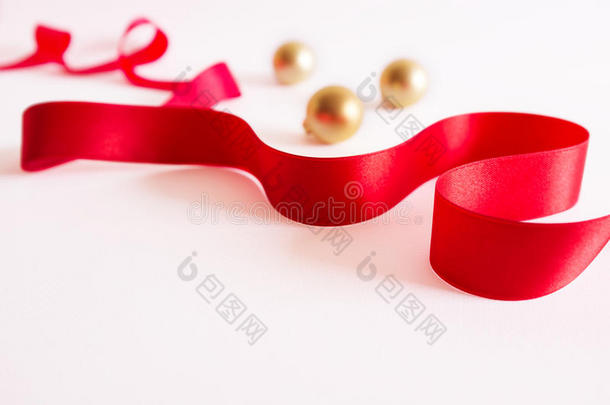 金色球，白色背景上有红色丝带。