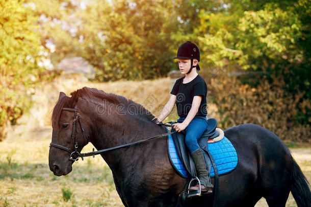 骑马的小男孩骑师。 骑马课。