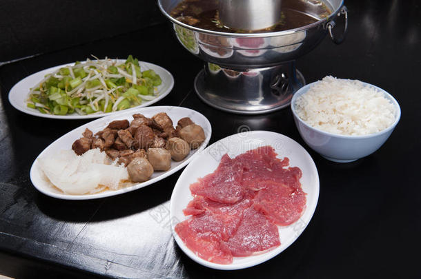 用银锅蘸牛肉、炖牛肉和米饭