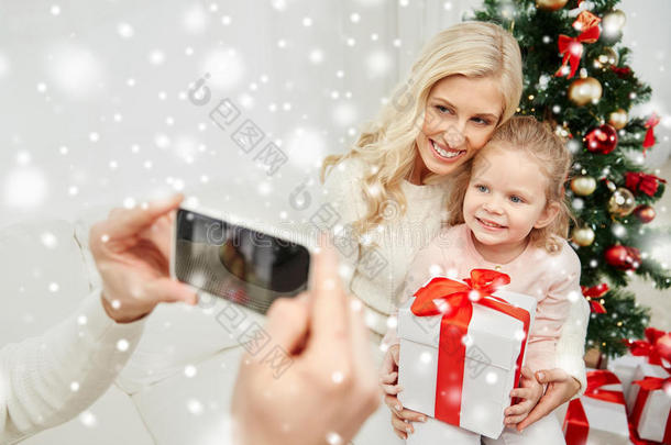 一家人在圣诞节用智能手机拍照
