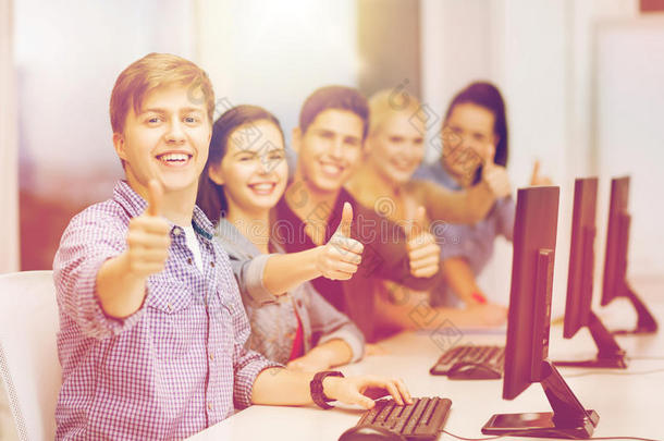 电脑显示器上竖起大拇指的学生