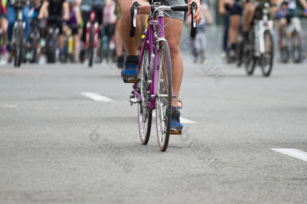 一群骑自行车的人参加自行车比赛