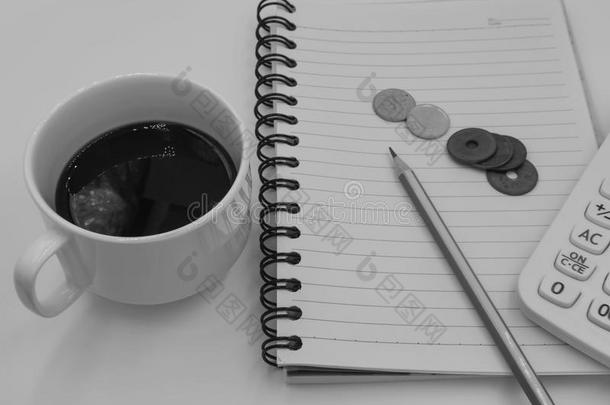 <strong>黑白色调</strong>咖啡杯与书籍背景