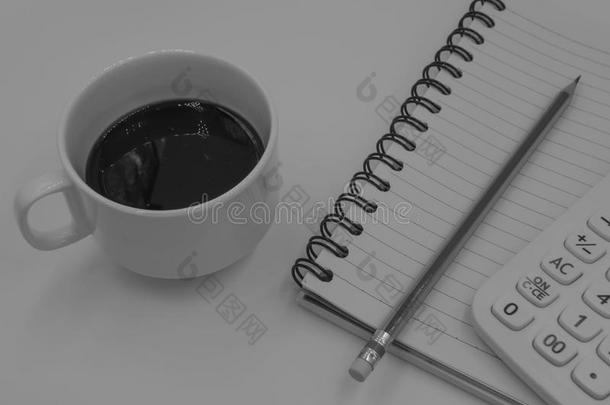 黑白色调咖啡杯与书籍背景