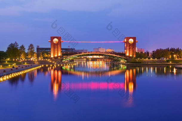 美丽的建筑和色彩斑斓的桥梁在黄昏