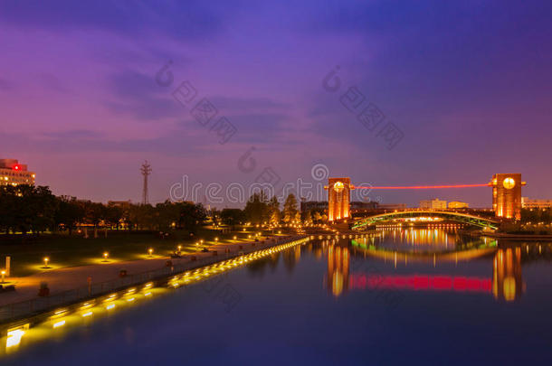 美丽的建筑和色彩斑斓的桥梁在黄昏