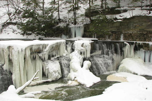 冰冻的雪大瀑布瀑布