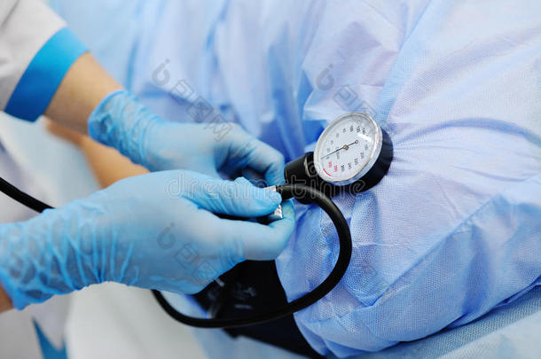医生测量血压病人
