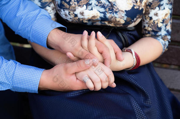 一对夫妇<strong>有个约会</strong>，牵着彼此的手