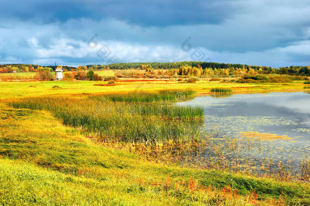 秋天风景如画-秋景金秋谷和小湖