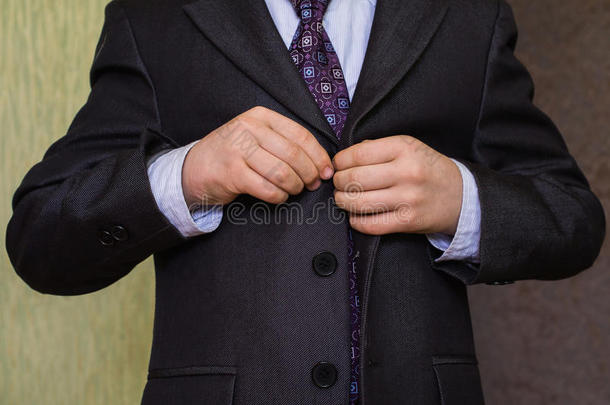 正确的按钮在夹克，双手特写，穿衣，男人的风格