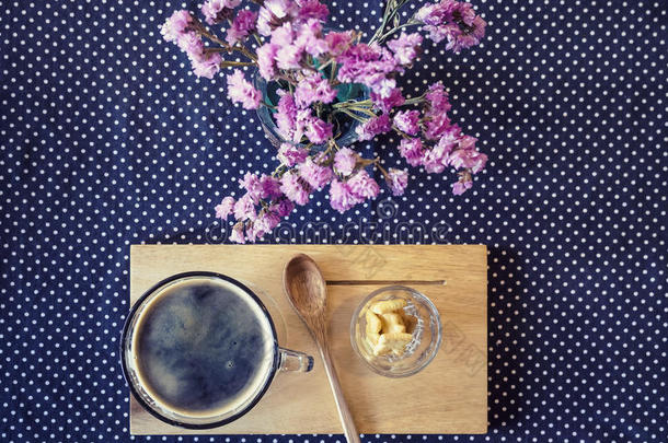 咖啡杯在桌子上与花卉装饰复古色调