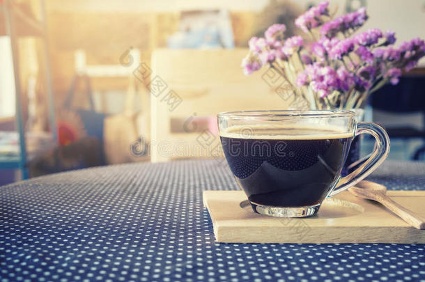 咖啡杯在桌子上与花卉装饰复古色调