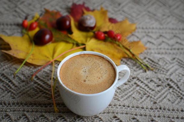 一杯带叶子和栗子的咖啡