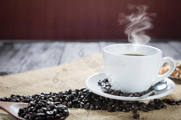 咖啡杯和豆子在乡村背景下。 咖啡浓缩咖啡和