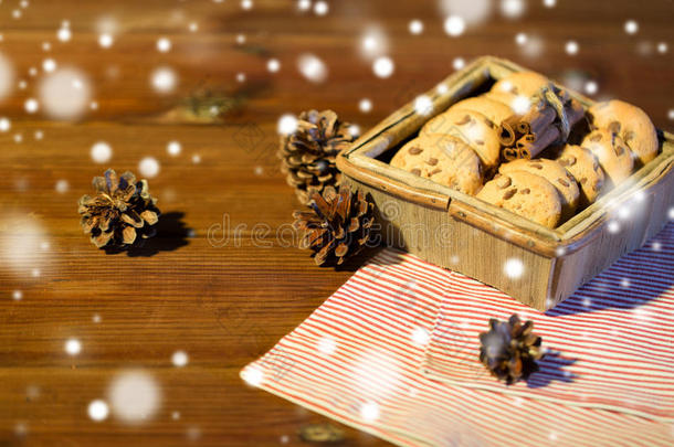 把圣诞燕麦饼干放在木桌上