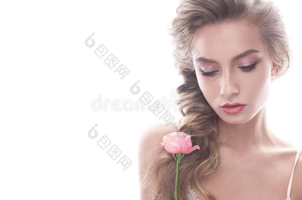 美丽的女孩形象<strong>新娘</strong>与花。 模特<strong>化妆</strong>，手里拿着一朵玫瑰。