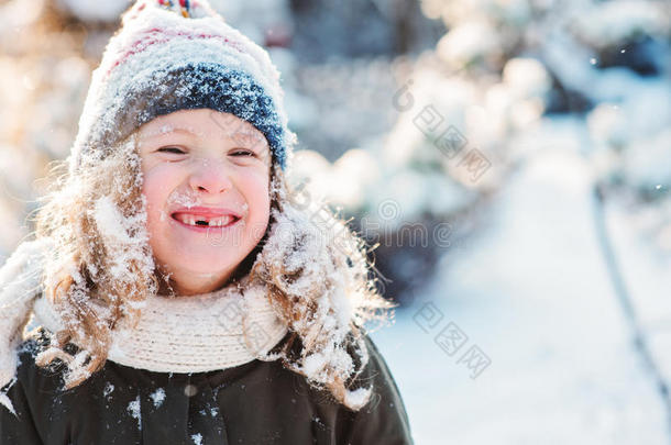 小女孩在冬天的花园或森林里玩雪，做雪球，吹雪花