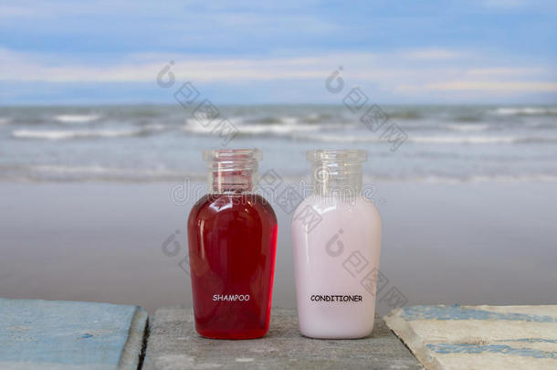 海滩上有一小瓶洗发水和护发素