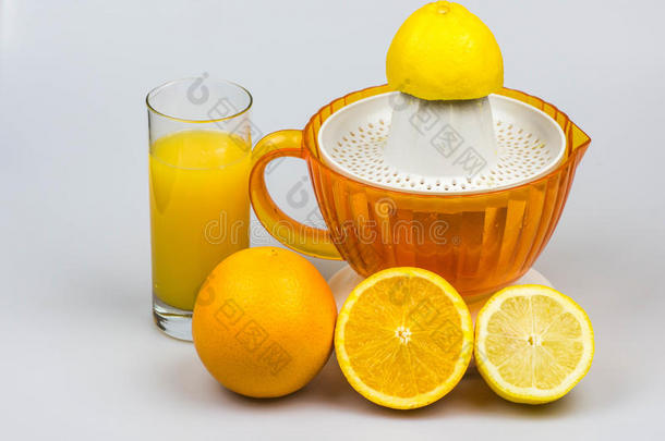 白色背景的柑橘榨汁机