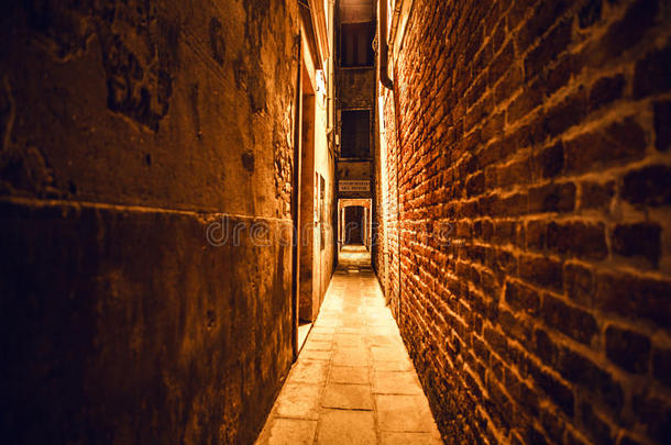 古老狭窄的<strong>街道</strong>和古中世纪建筑的立面在<strong>夜间</strong>特写。 威尼斯，意大利
