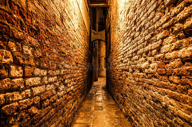 古老狭窄的<strong>街道</strong>和古中世纪建筑的立面在<strong>夜间</strong>特写。 威尼斯，意大利