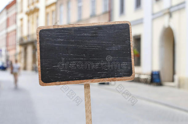 空白黑板标签和模糊的<strong>城市地标</strong>