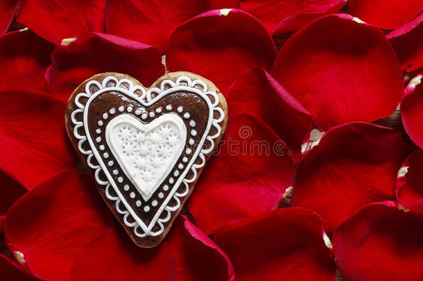 红色玫瑰花瓣背景上心形的姜饼饼干