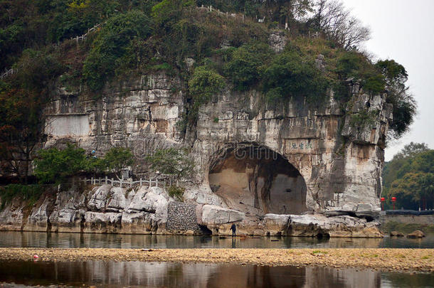 桂林象鼻山公园。 桂林是一座被许多喀斯特山脉和<strong>美丽风景</strong>包围的城市