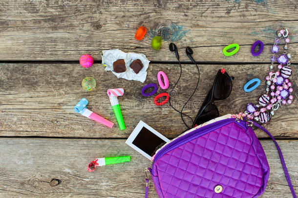 儿童手提包及配件：手机、口哨、发带、糖果、珠子、耳机、太阳镜、球