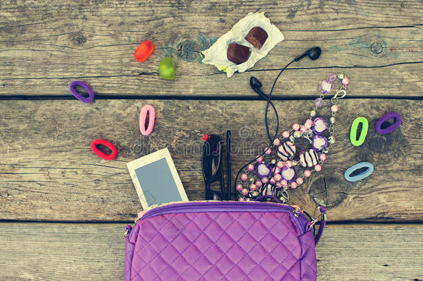 儿童手提包及配件：手机、口哨、发带、糖果、珠子、耳机