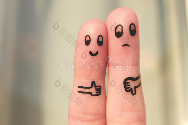 一对夫妇的手指艺术。 女人竖起大拇指，男人竖起大拇指。