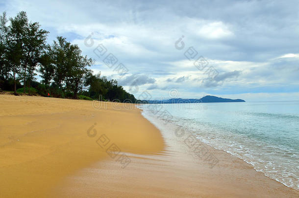 美丽的海滩与蓝天在麦考海滩，普吉，泰国