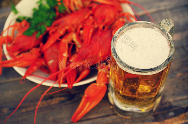 一杯啤酒和一盘煮熟的小龙虾
