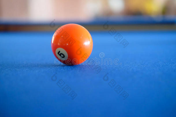 绿色桌子上的台球提示球。 泳池游戏