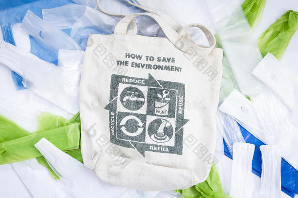 织物生态袋与回收标志图标制成的绿叶