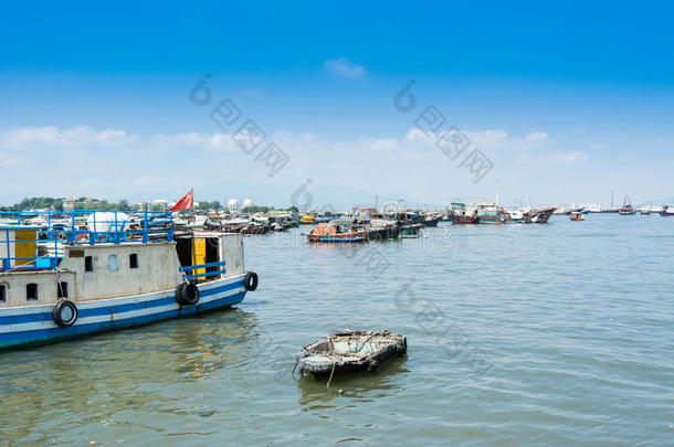 渔船停在海港
