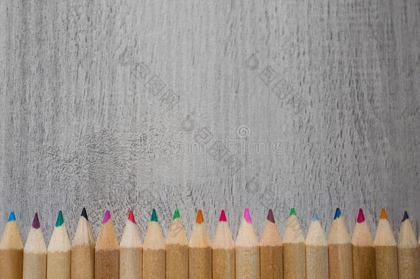 彩色铅笔，平躺，彩色铅笔堆在一起，学校设计