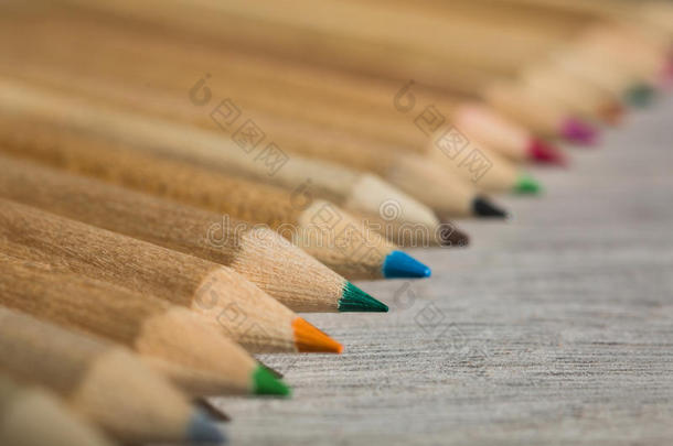 彩色铅笔，平躺，彩色铅笔堆在一起，学校设计