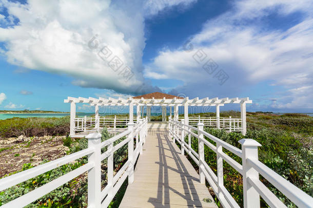 美丽的风景，一个露台路径，通向海滩和海洋在古<strong>巴卡</strong>尤吉列尔莫岛
