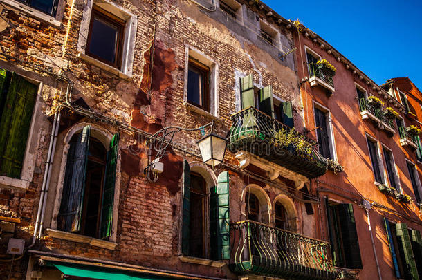 著名的建筑纪念碑和彩色的旧中世纪建筑立面特写威尼斯，意大利。