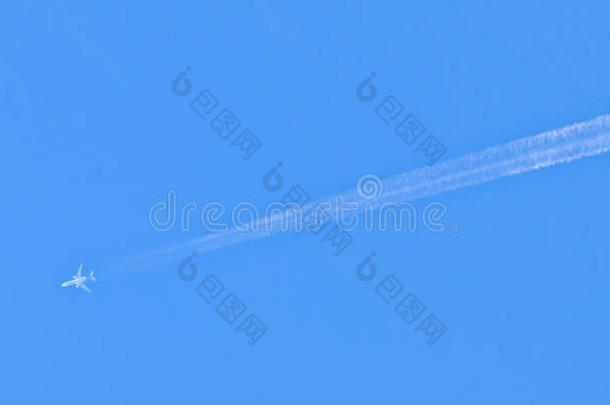 蓝天上的快速飞机和烟雾弥漫的飞行轨迹