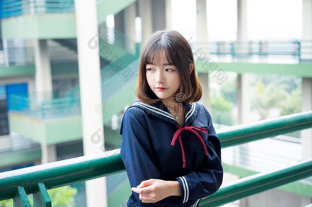 亚洲女孩在教室里学习校服