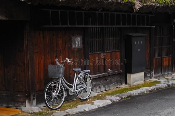 日本木墙旁边的经典自行车公园