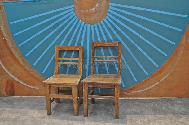 古董木制基本椅子和蓝色中国风扇墙背景