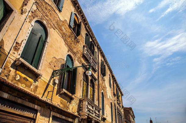 著名的建筑纪念碑和彩色的旧中世纪建筑立面特写威尼斯，意大利。
