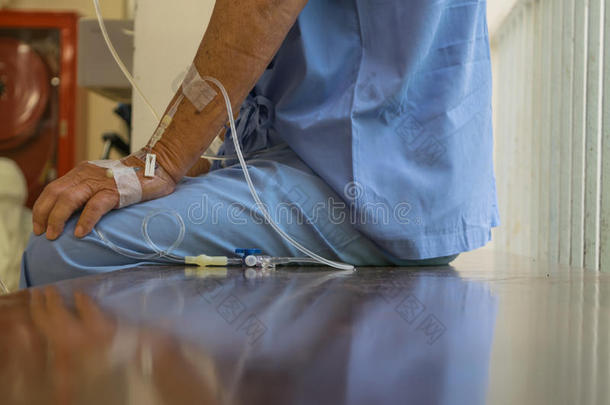 医院里的一个病人用生理盐水静脉注射