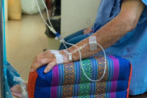 医院里的一个病人用生理盐水静脉注射
