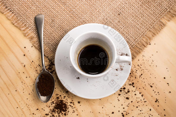 咖啡杯装满速溶咖啡，小勺子装满速溶咖啡粉