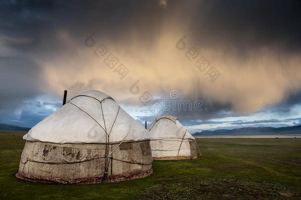 在夏季，吉尔吉斯牧民把蒙古包放在歌曲上